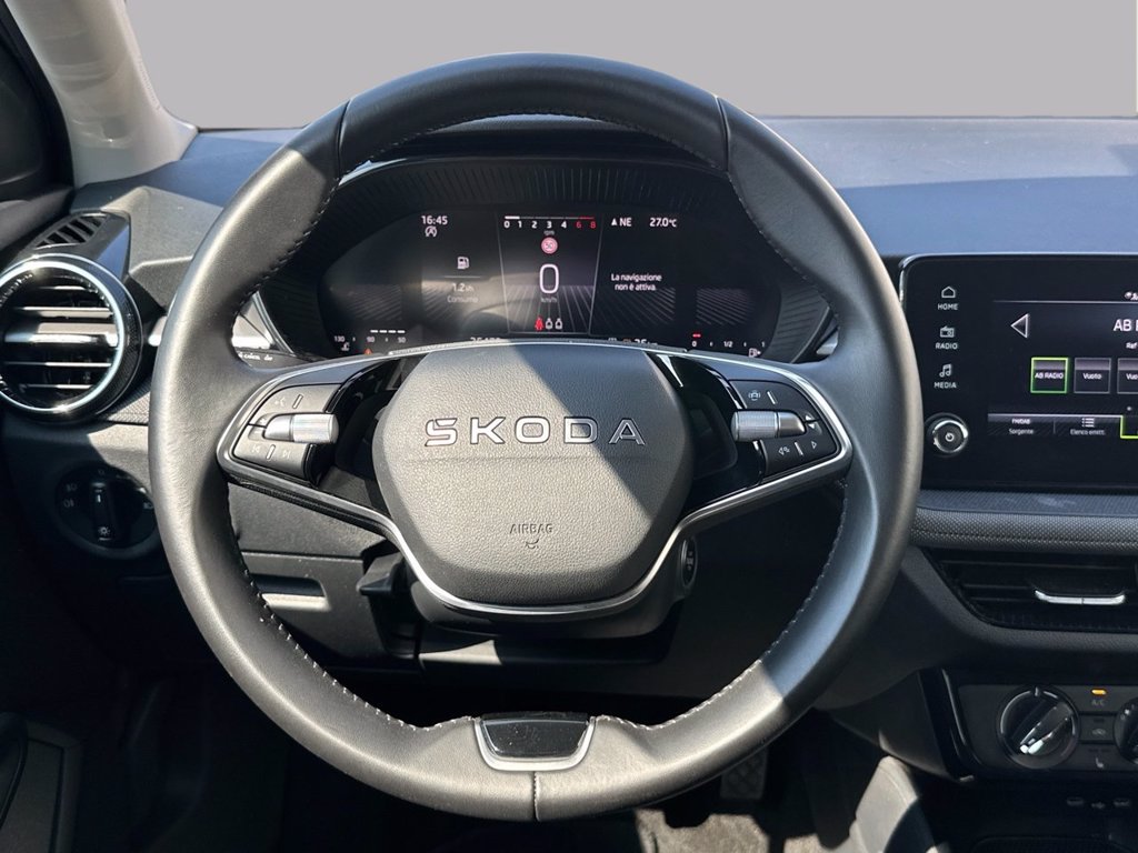 https://cdn-sm.caraffinity.it/images/vehicles/4743391/8/large