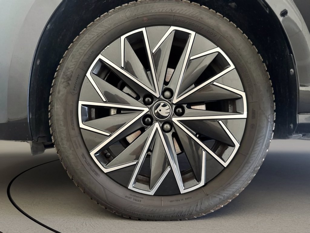 https://cdn-sm.caraffinity.it/images/vehicles/4743392/6/large