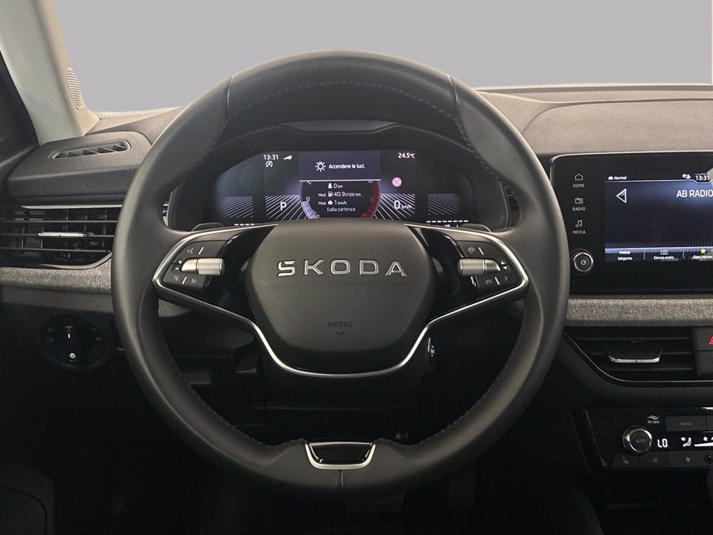 https://cdn-sm.caraffinity.it/images/vehicles/4743392/8/large