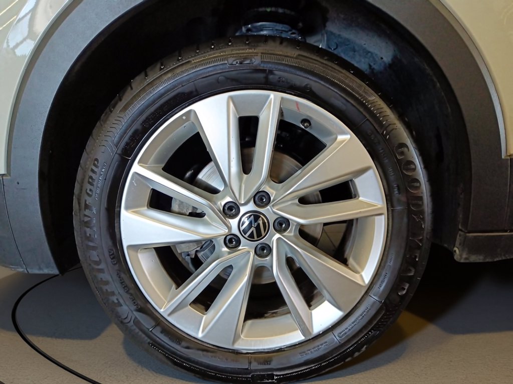 https://cdn-sm.caraffinity.it/images/vehicles/4743393/6/large