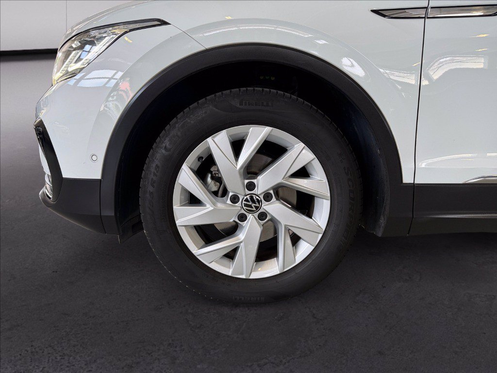 https://cdn-sm.caraffinity.it/images/vehicles/4744966/8/large