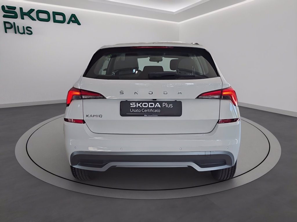 https://cdn-sm.caraffinity.it/images/vehicles/4747217/4/large