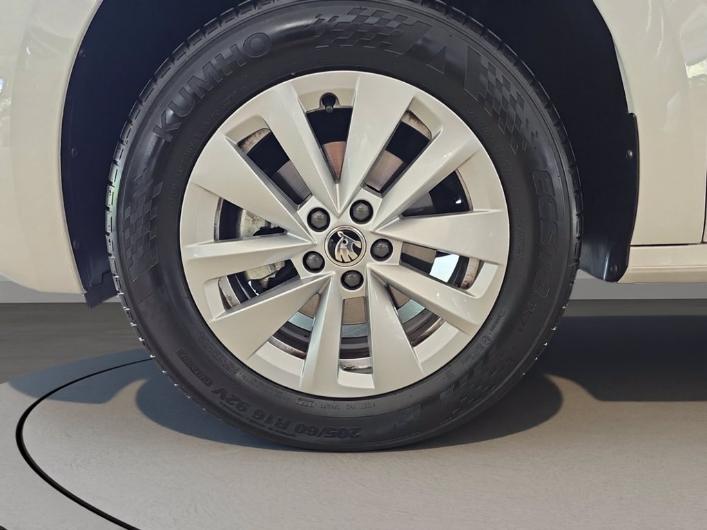https://cdn-sm.caraffinity.it/images/vehicles/4747217/6/large
