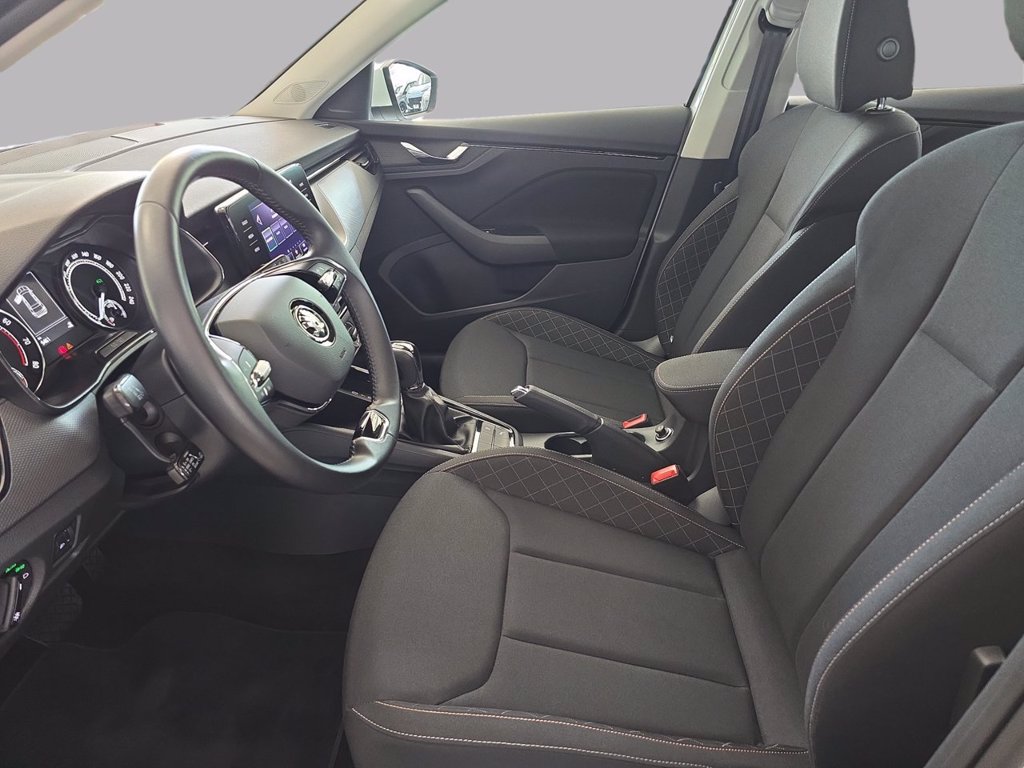 https://cdn-sm.caraffinity.it/images/vehicles/4747217/7/large