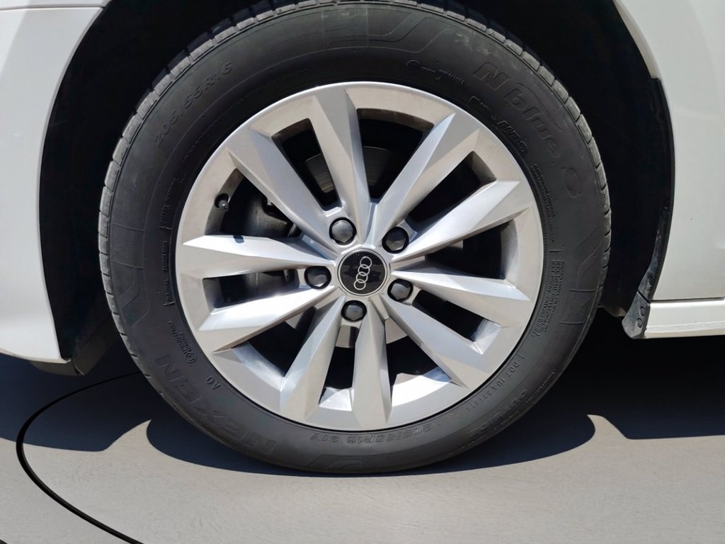 https://cdn-sm.caraffinity.it/images/vehicles/4748606/6/large