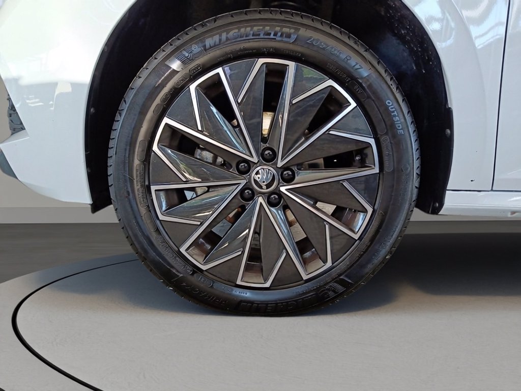 https://cdn-sm.caraffinity.it/images/vehicles/4748970/6/large