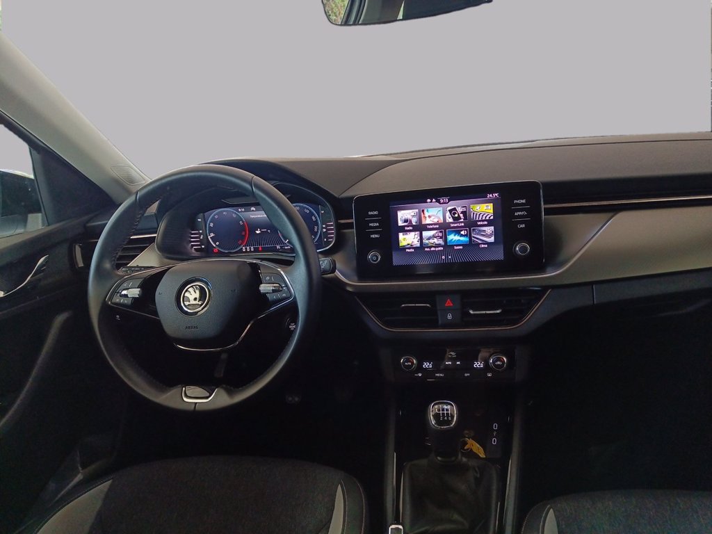 https://cdn-sm.caraffinity.it/images/vehicles/4748970/7/large