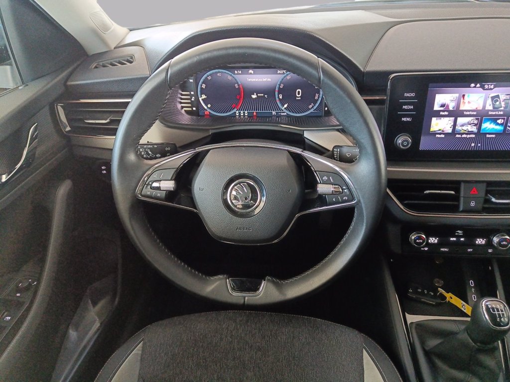 https://cdn-sm.caraffinity.it/images/vehicles/4748970/8/large