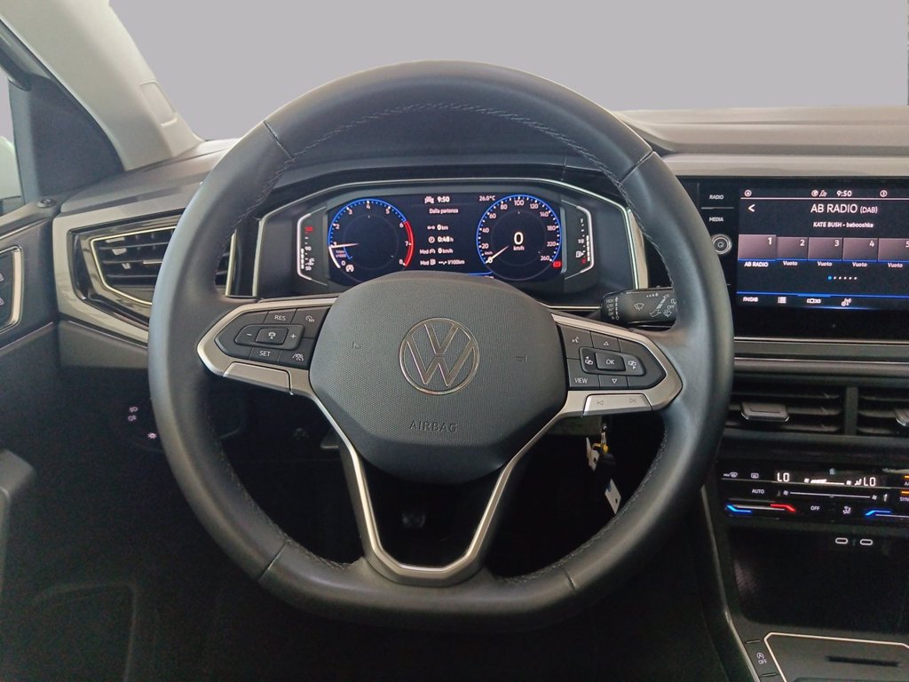 https://cdn-sm.caraffinity.it/images/vehicles/4748980/8/large