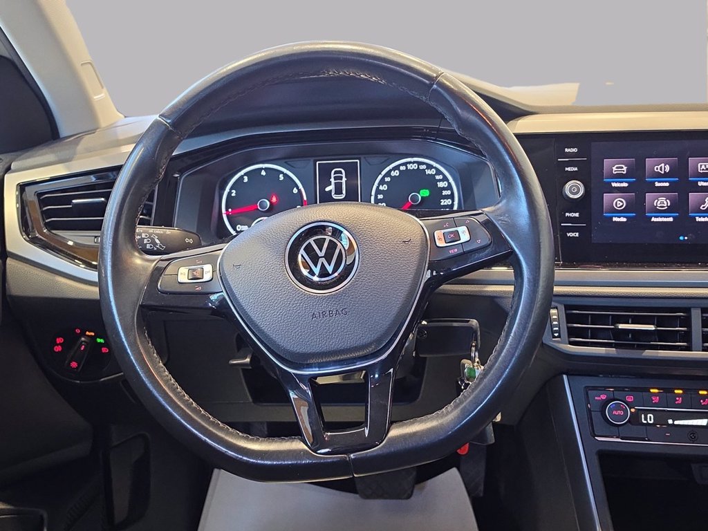 https://cdn-sm.caraffinity.it/images/vehicles/4749469/8/large