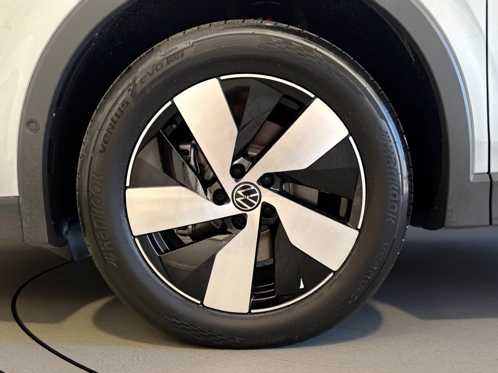 https://cdn-sm.caraffinity.it/images/vehicles/4749490/6/large