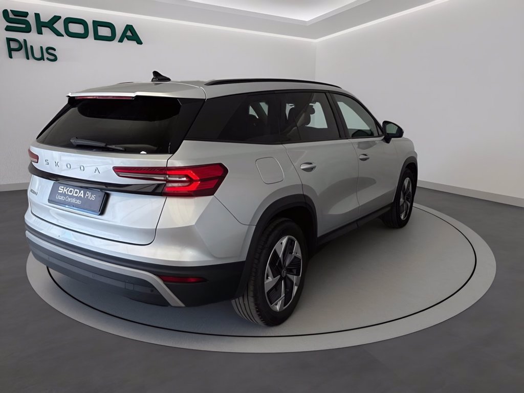 https://cdn-sm.caraffinity.it/images/vehicles/4750704/3/large