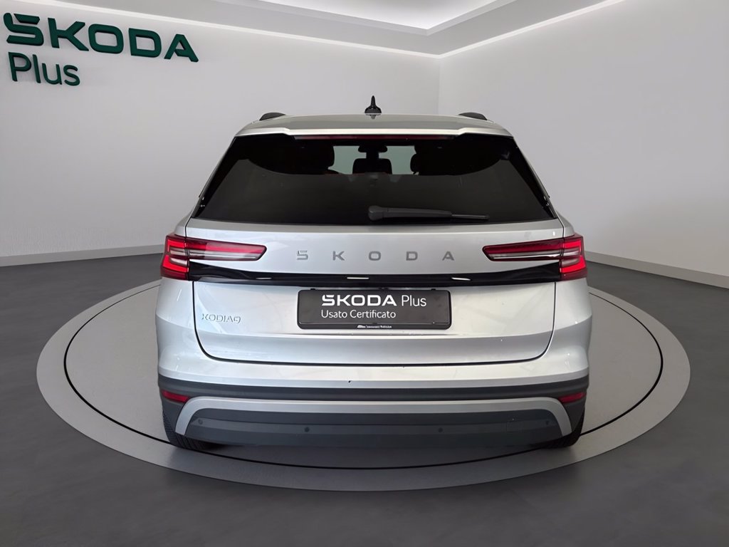 https://cdn-sm.caraffinity.it/images/vehicles/4750704/4/large