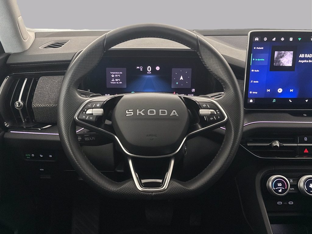 https://cdn-sm.caraffinity.it/images/vehicles/4750704/8/large