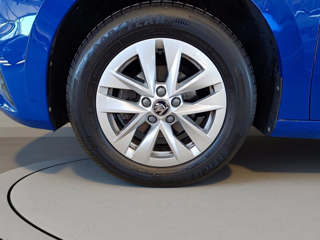https://cdn-sm.caraffinity.it/images/vehicles/4751366/6/large