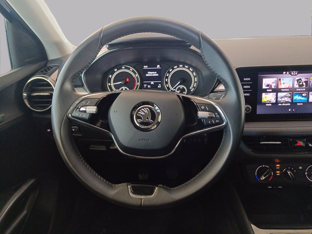 https://cdn-sm.caraffinity.it/images/vehicles/4751366/8/large
