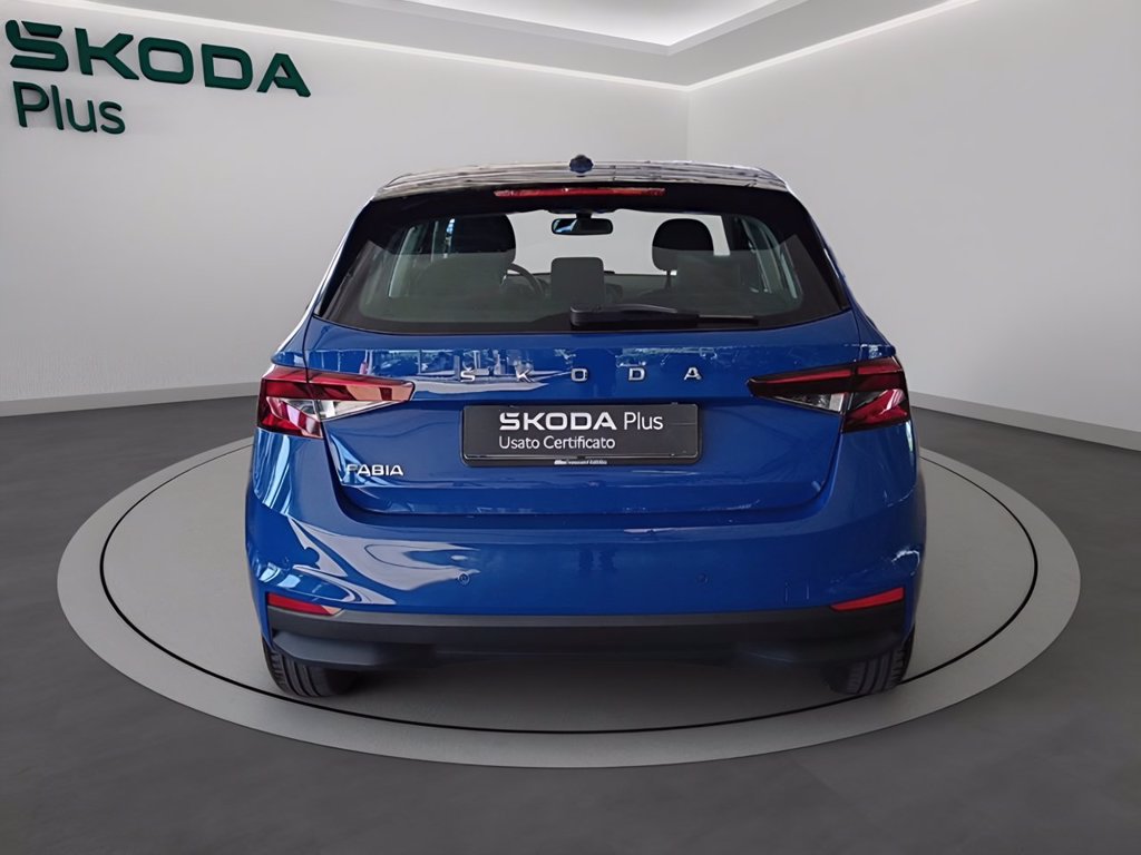 https://cdn-sm.caraffinity.it/images/vehicles/4751368/4/large