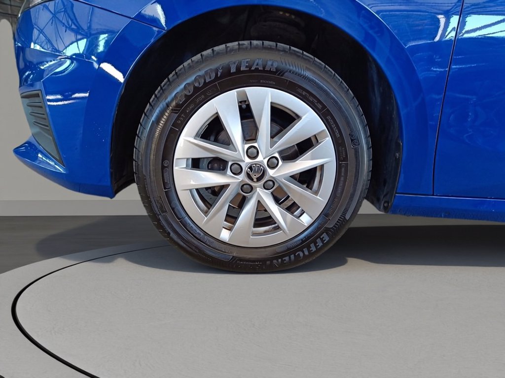https://cdn-sm.caraffinity.it/images/vehicles/4751368/6/large