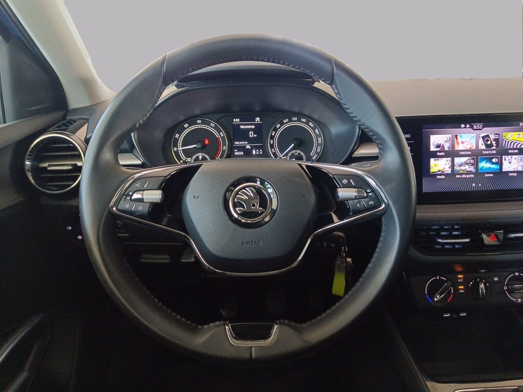https://cdn-sm.caraffinity.it/images/vehicles/4751368/8/large