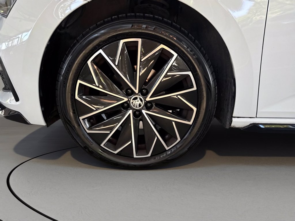 https://cdn-sm.caraffinity.it/images/vehicles/4751370/6/large