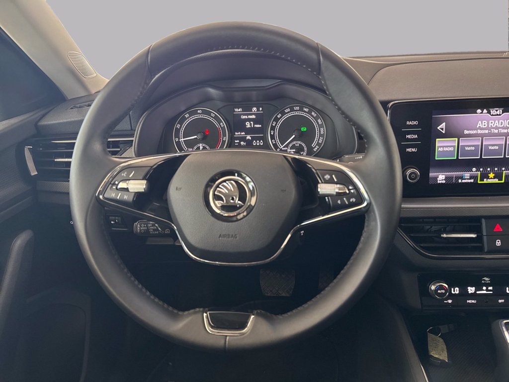 https://cdn-sm.caraffinity.it/images/vehicles/4753499/8/large