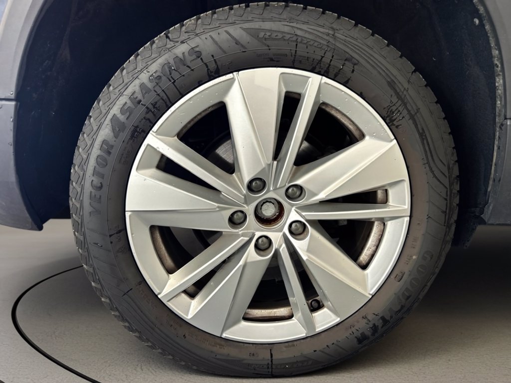 https://cdn-sm.caraffinity.it/images/vehicles/4754344/6/large