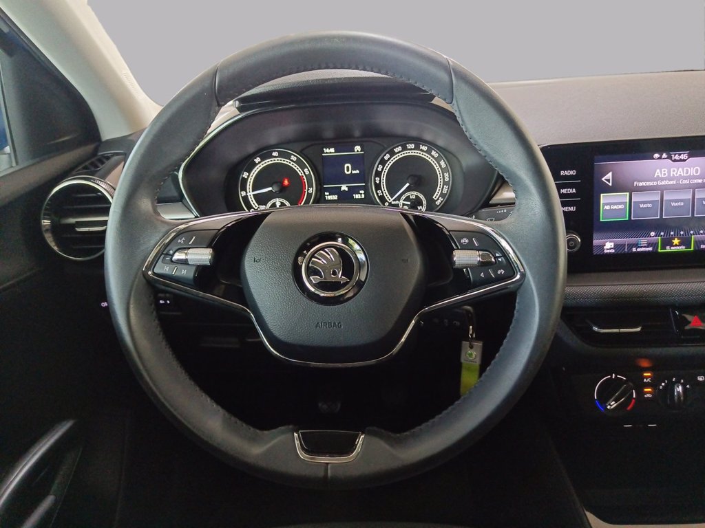 https://cdn-sm.caraffinity.it/images/vehicles/4754999/8/large