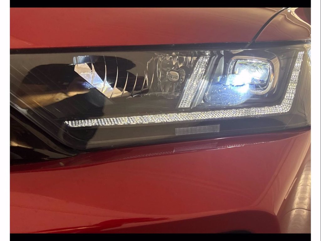https://cdn-sm.caraffinity.it/images/vehicles/4755762/5/large