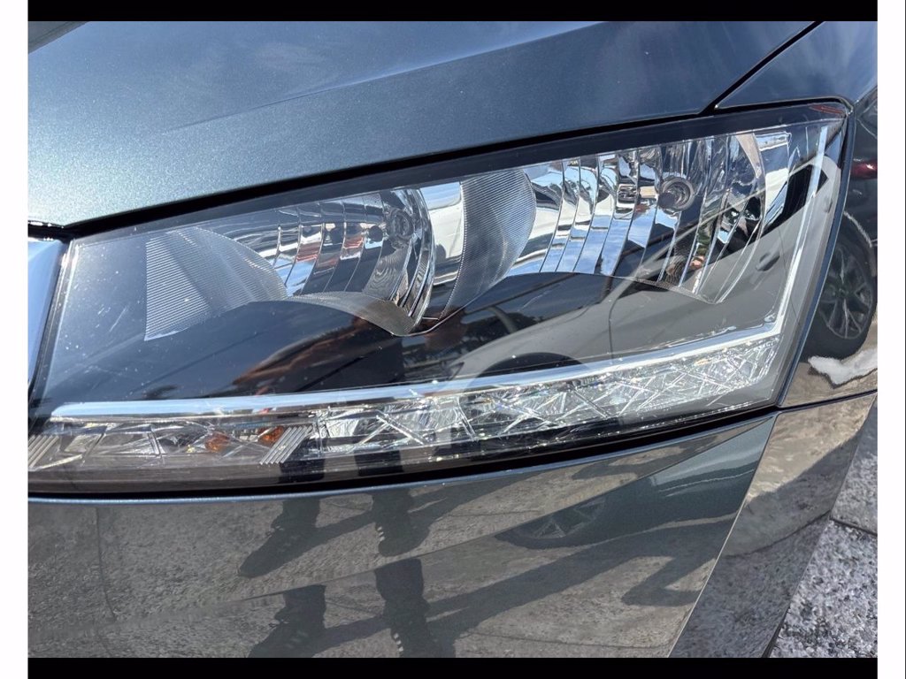 https://cdn-sm.caraffinity.it/images/vehicles/4765168/5/large