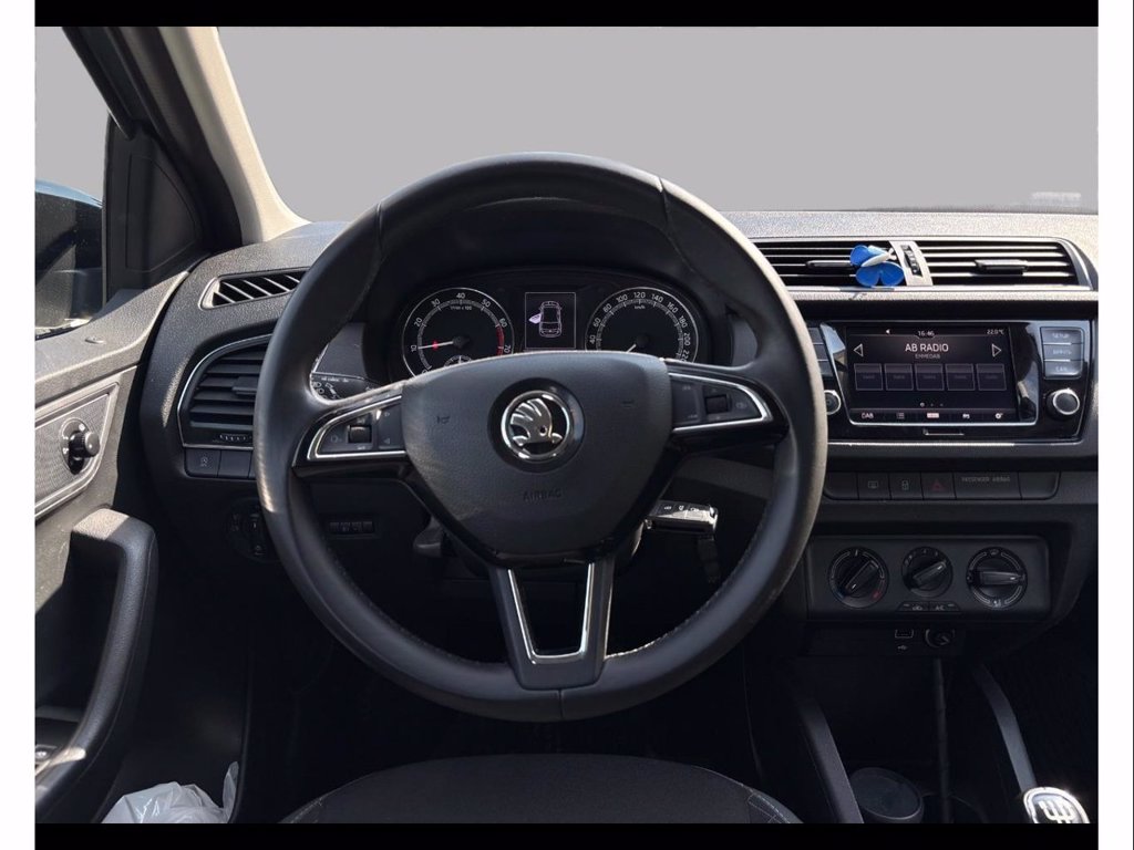 https://cdn-sm.caraffinity.it/images/vehicles/4765168/8/large