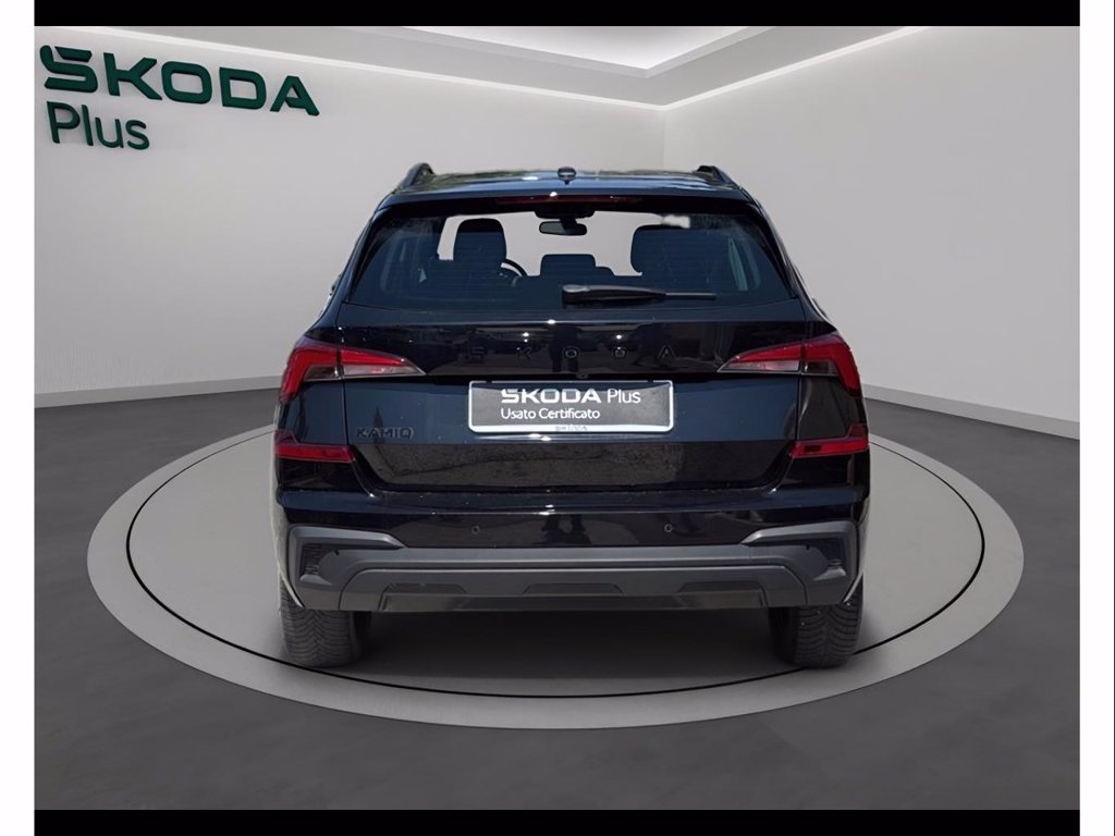 https://cdn-sm.caraffinity.it/images/vehicles/4766741/4/large