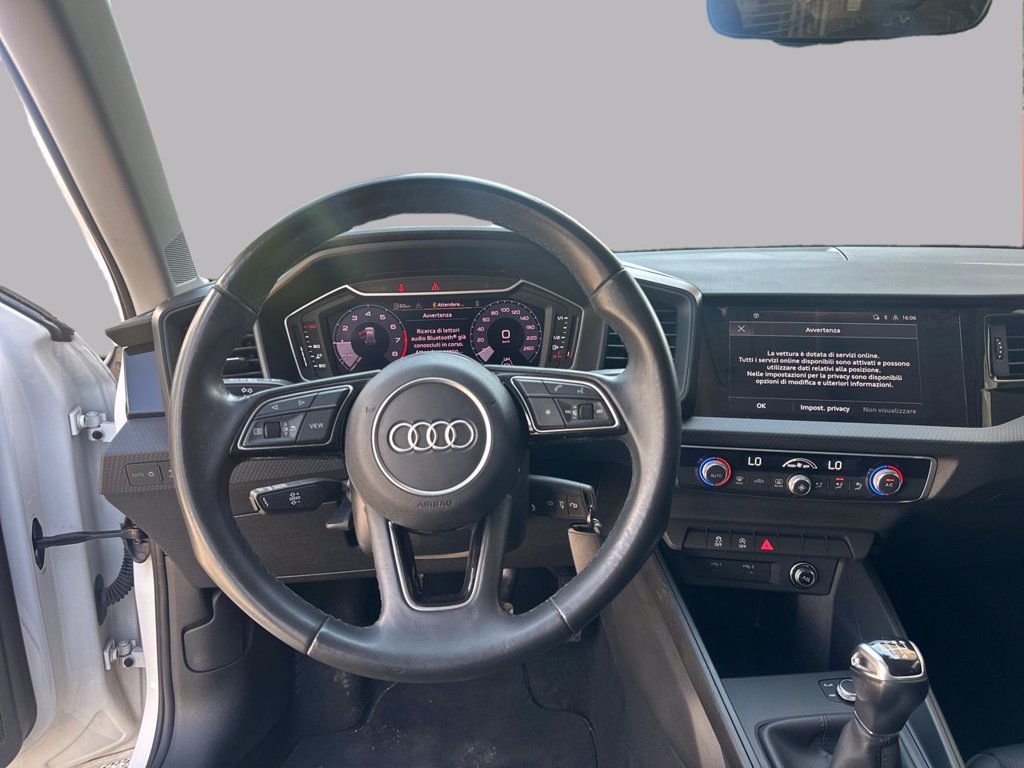https://cdn-sm.caraffinity.it/images/vehicles/4766743/8/large