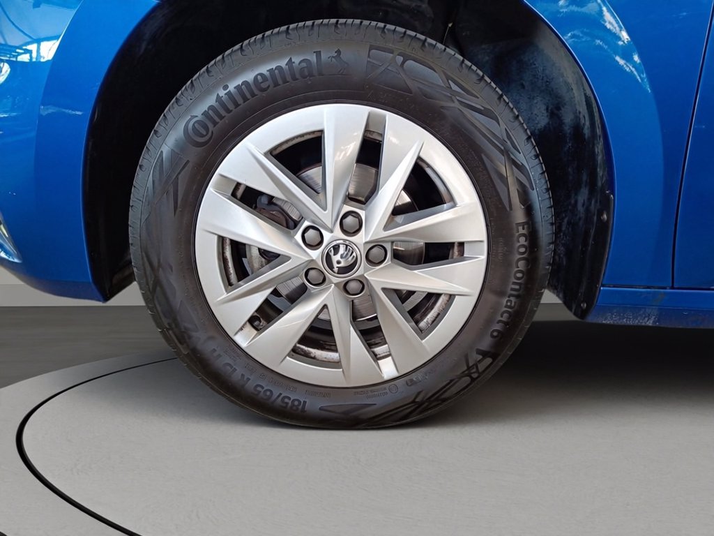 https://cdn-sm.caraffinity.it/images/vehicles/4769584/6/large