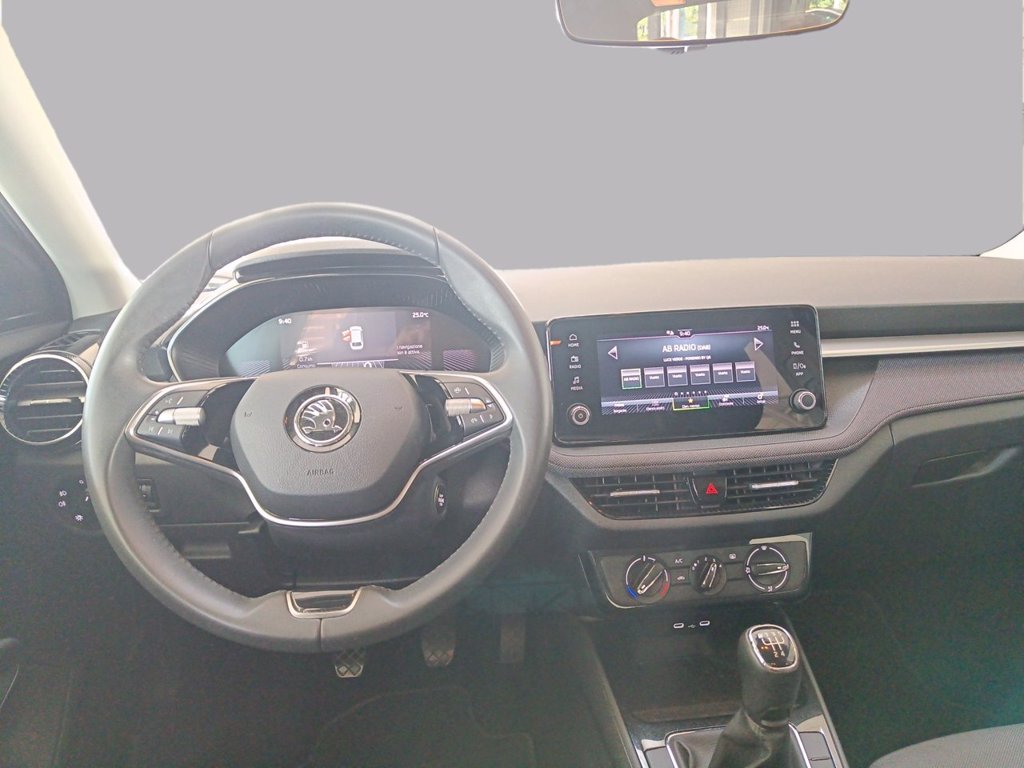 https://cdn-sm.caraffinity.it/images/vehicles/4769584/7/large