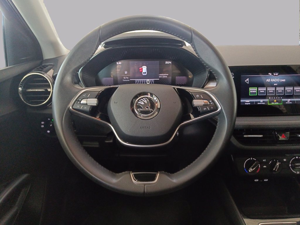 https://cdn-sm.caraffinity.it/images/vehicles/4769584/8/large