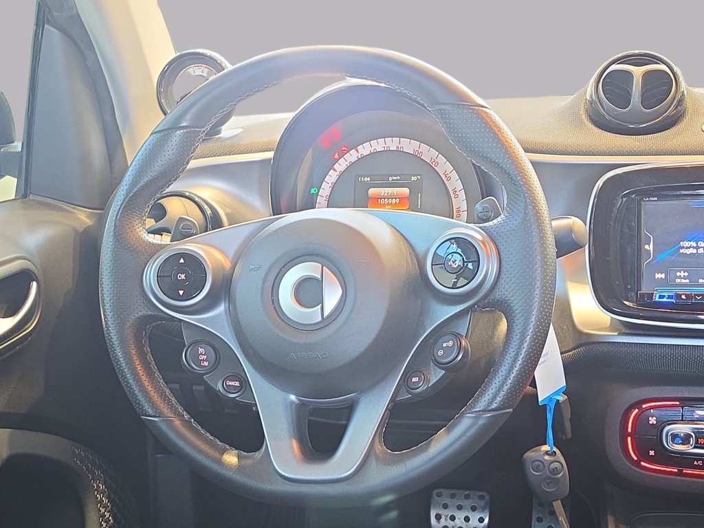 https://cdn-sm.caraffinity.it/images/vehicles/4770926/8/large