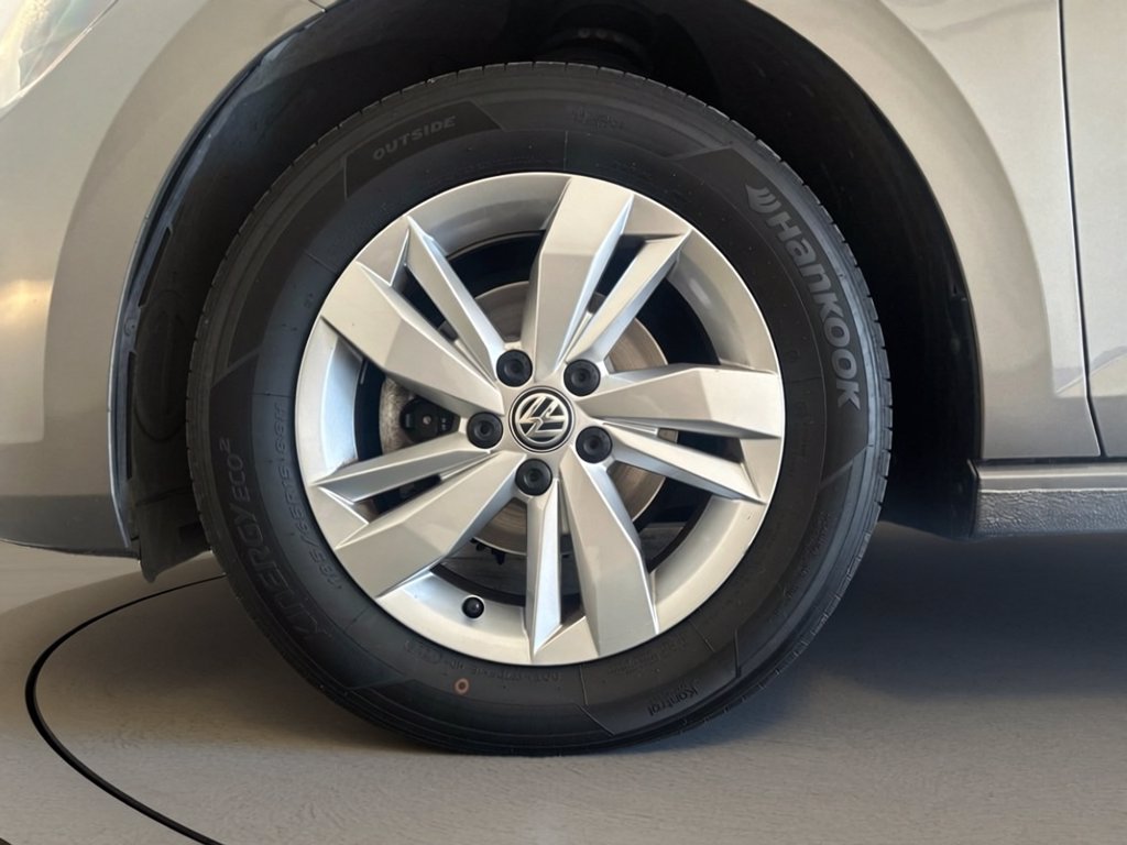 https://cdn-sm.caraffinity.it/images/vehicles/4771338/6/large