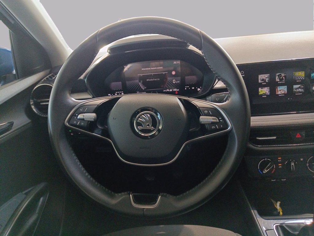 https://cdn-sm.caraffinity.it/images/vehicles/4772049/8/large