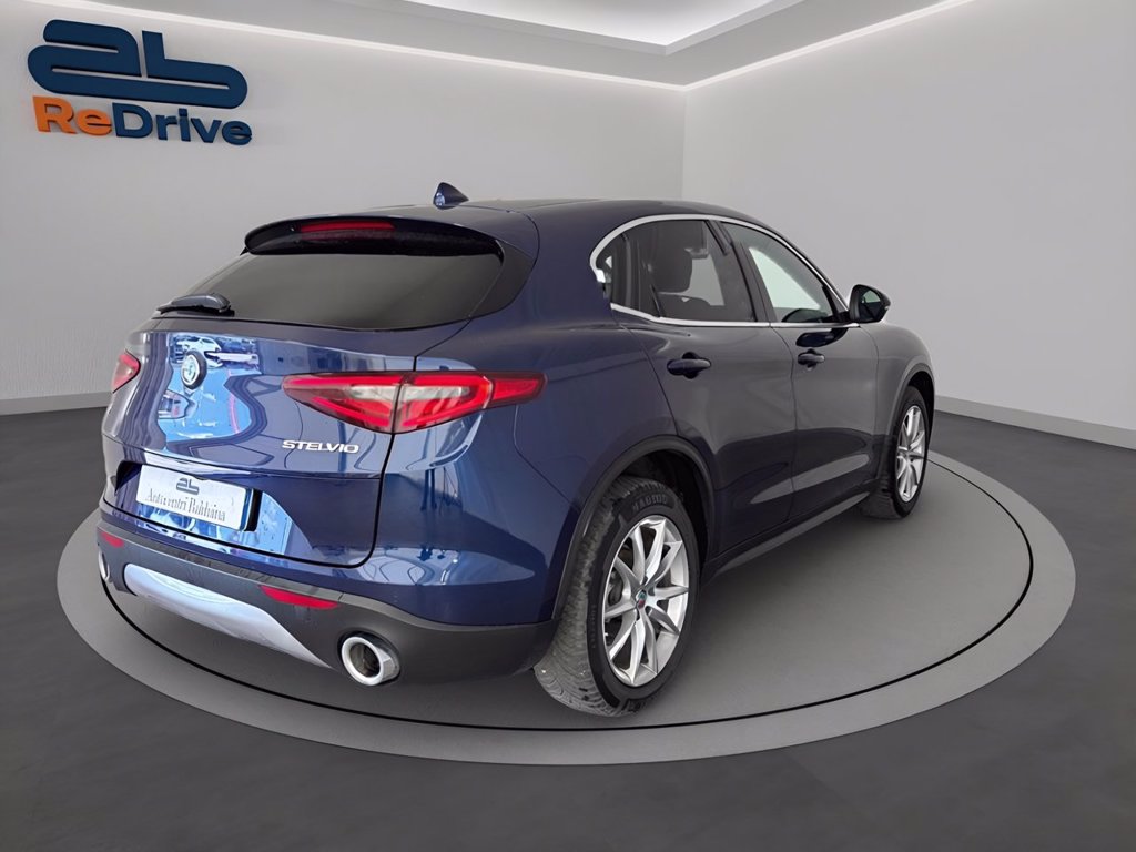 https://cdn-sm.caraffinity.it/images/vehicles/4775779/3/large