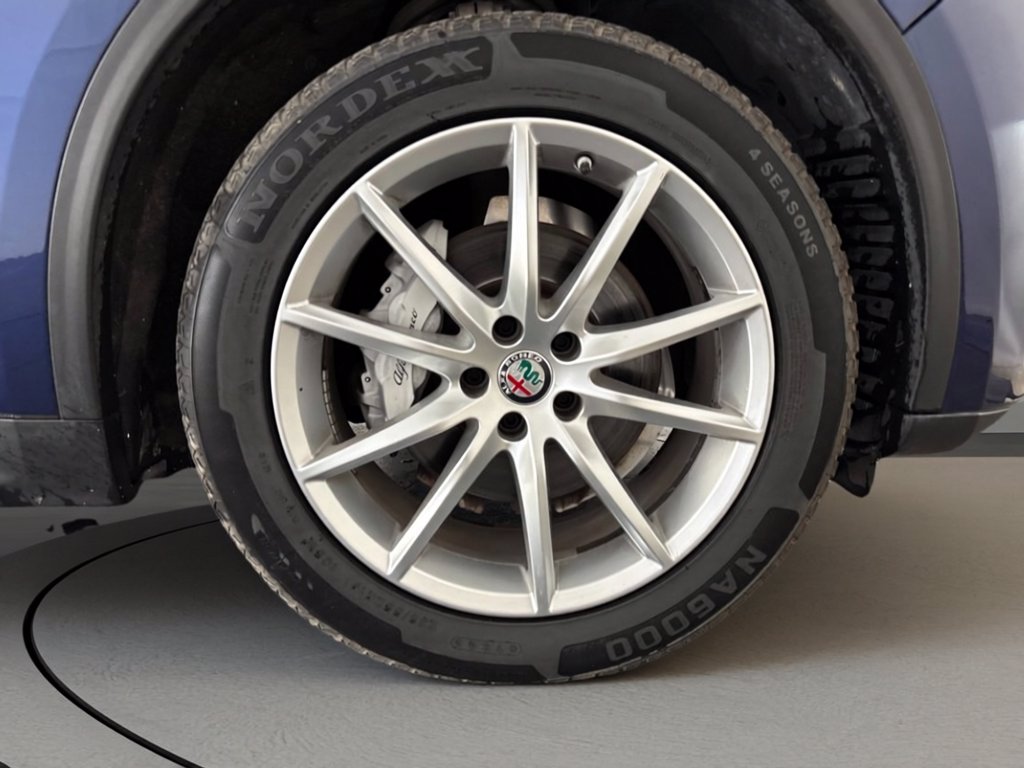 https://cdn-sm.caraffinity.it/images/vehicles/4775779/6/large