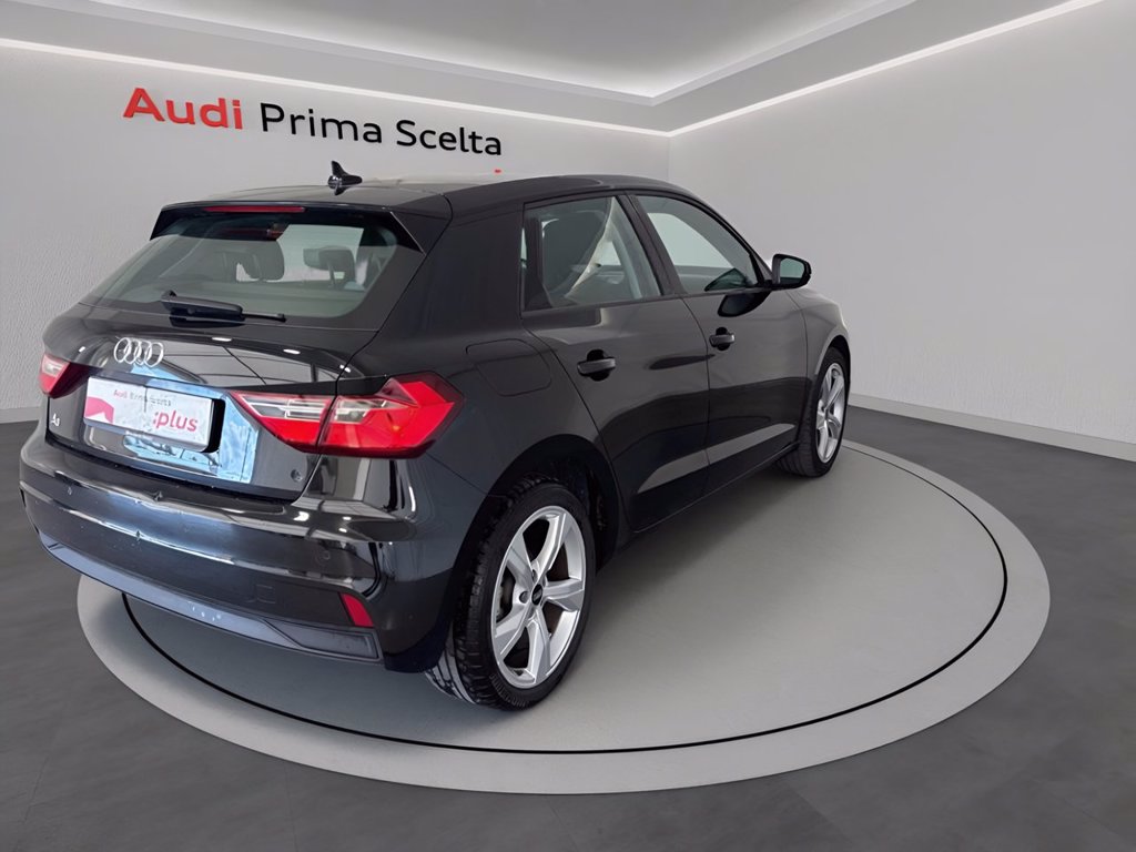 https://cdn-sm.caraffinity.it/images/vehicles/4776399/5/large