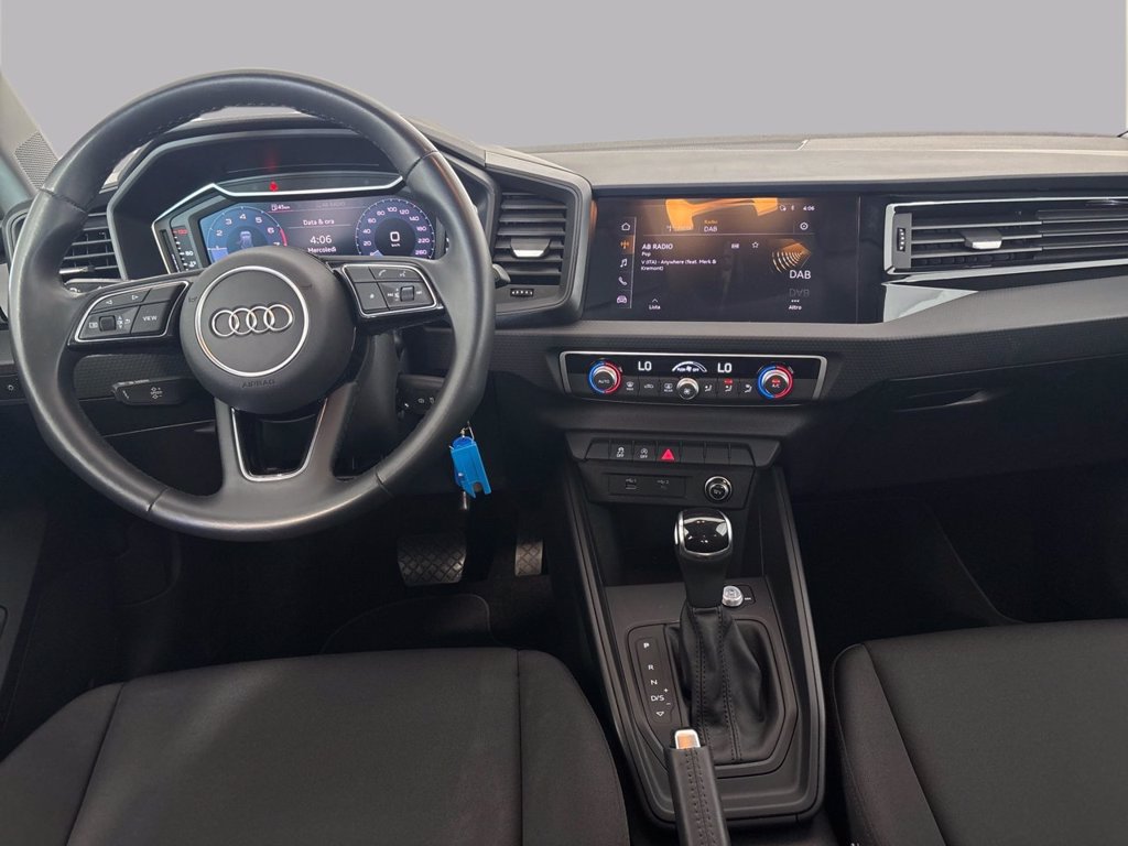 https://cdn-sm.caraffinity.it/images/vehicles/4776399/7/large