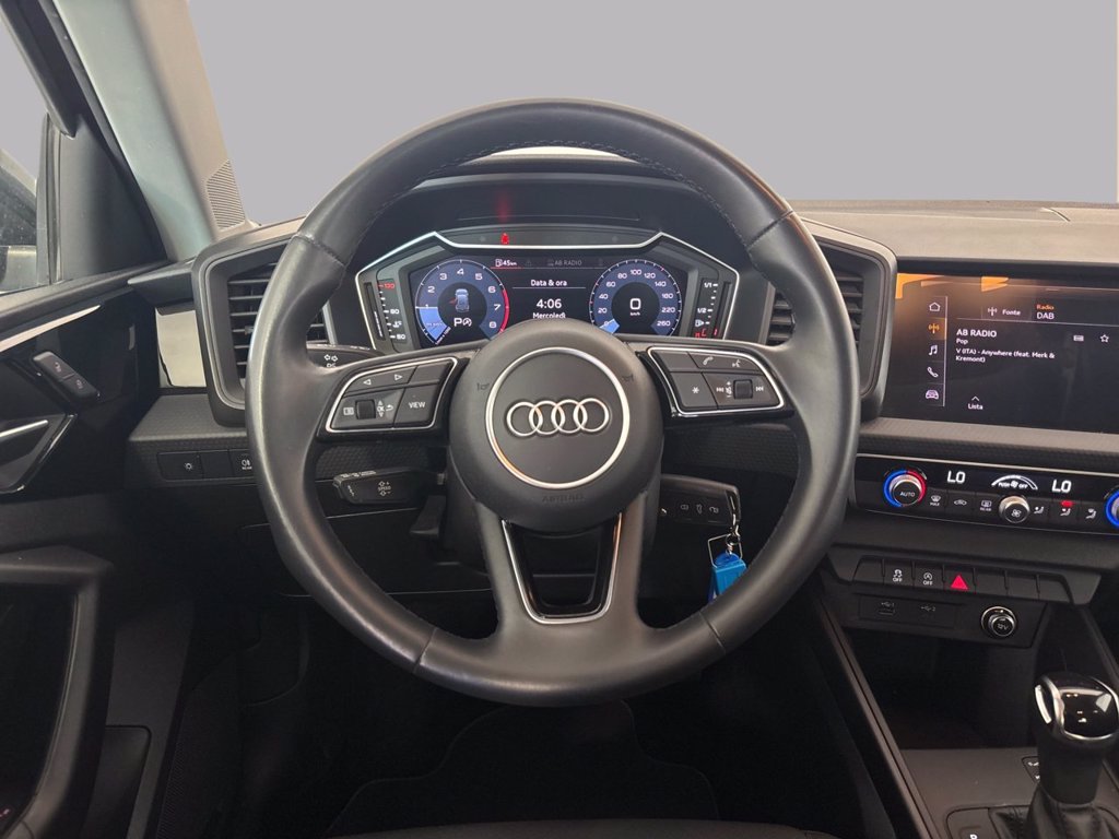 https://cdn-sm.caraffinity.it/images/vehicles/4776399/8/large