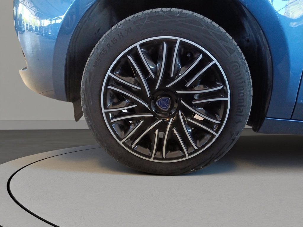 https://cdn-sm.caraffinity.it/images/vehicles/4780574/6/large