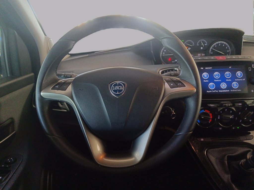 https://cdn-sm.caraffinity.it/images/vehicles/4780574/8/large