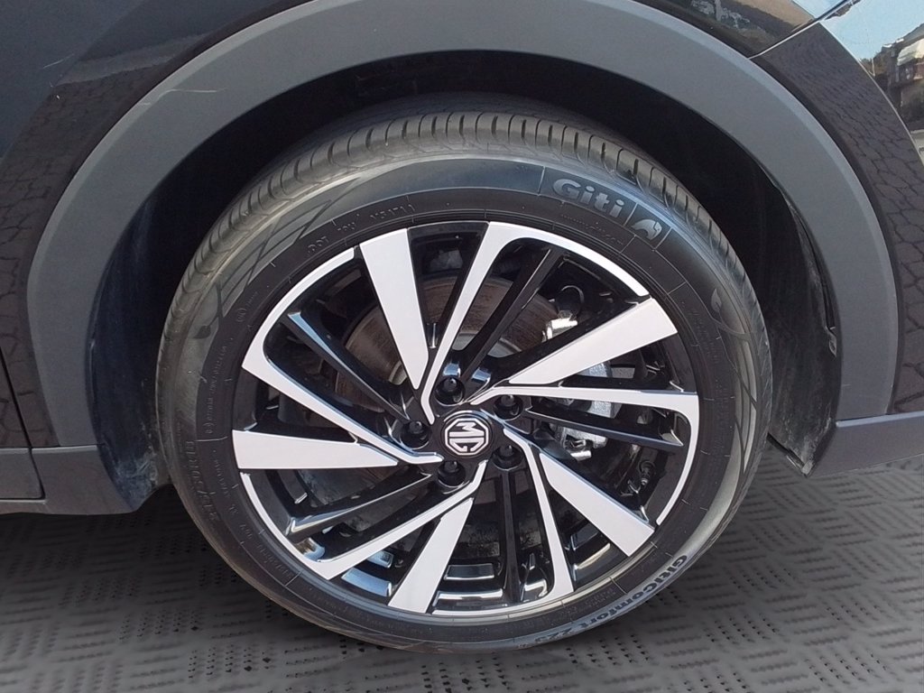 https://cdn-sm.caraffinity.it/images/vehicles/4781879/8/large