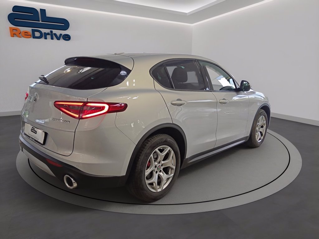 https://cdn-sm.caraffinity.it/images/vehicles/4786675/3/large