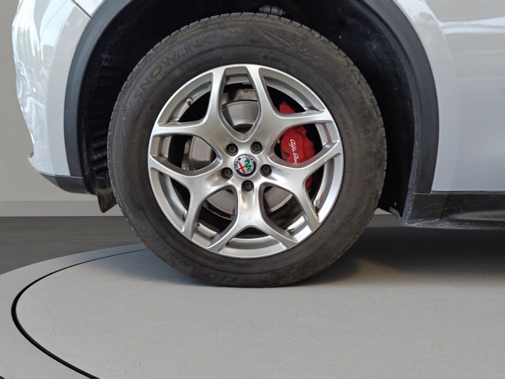 https://cdn-sm.caraffinity.it/images/vehicles/4786675/6/large